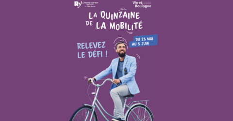 homme à vélo en tenue de ville grand sourire