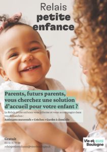 Bébé souriant dans les bras de sa mère